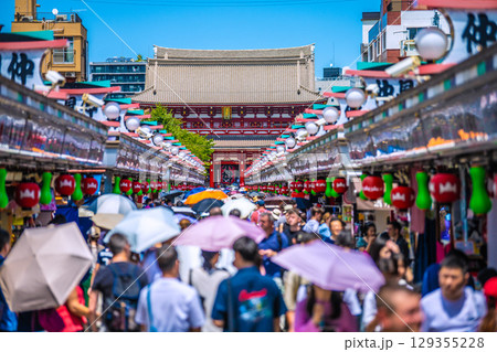 日本の東京都市景観8月8日。猛烈な暑さ…インバウンド続く…まるで異国…外国人観光客らで大混雑の浅草寺 129355228