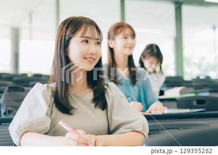 授業中の大学生 129355282