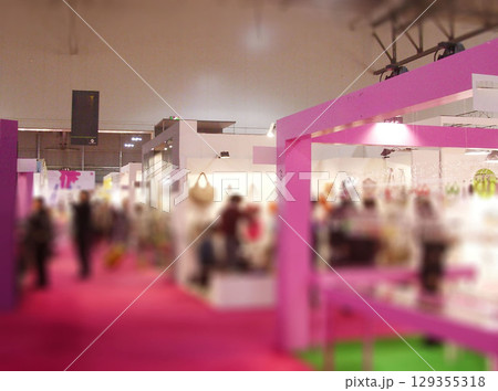 展示会 展示会場 イベント イベント会場 国際見本市会場 ピンクのブース 展示会 展示会場 イベント イベント会場 国際見本市会場 ピンクのブース 129355318