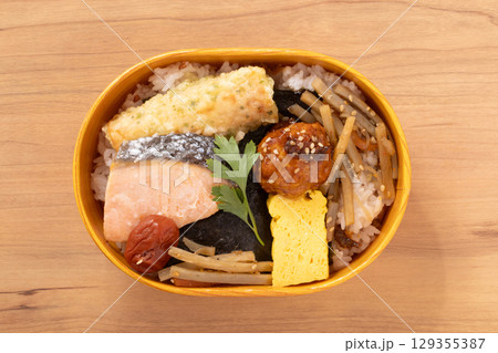 焼き鮭　海苔弁当 129355387