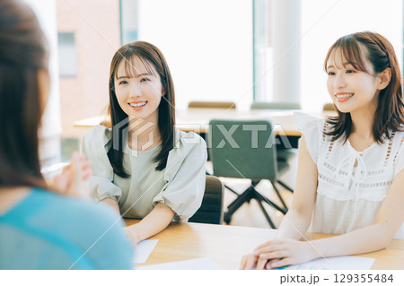打ち合わせをする女性グループ 打ち合わせをする女性グループ 129355484