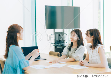 ミーティングをする女性チーム ミーティングをする女性チーム 129355492
