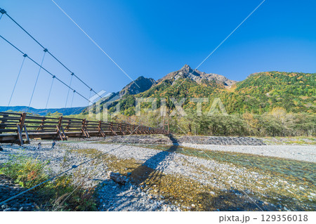 「長野県」秋の上高地の風景　明神橋 129356018