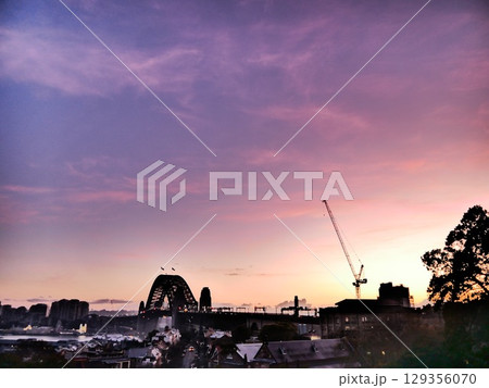 夕焼けに染まる空とシドニーの街 129356070