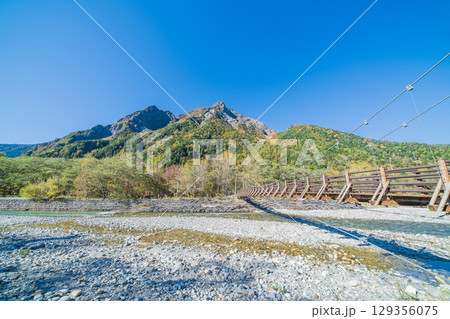 「長野県」秋の上高地の風景 明神橋 「長野県」秋の上高地の風景 明神橋 129356075