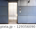 無機質な壁とステンレス製のエレベーターのドア 129356090