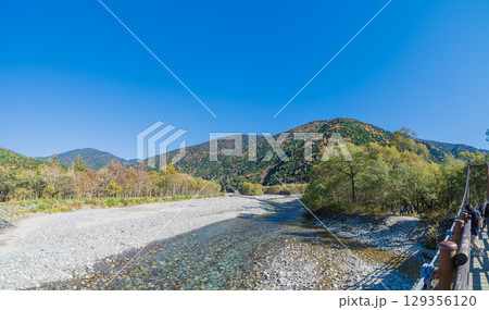 「長野県」秋の上高地の風景 明神橋 「長野県」秋の上高地の風景 明神橋 129356120
