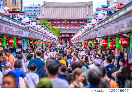 日本の東京都市景観8月8日。猛烈な暑さ…インバウンド続く…まるで異国…外国人観光客らで大混雑の浅草寺 129356647