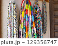 神社の軒先に吊るされた、様々な色の千羽鶴 129356747