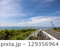白いガードレールが続くアスファルトの道路と瀬戸内海を望む小豆島の絶景 129356964
