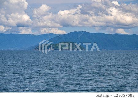 琵琶湖の風景 船上から望む竹生島 129357095