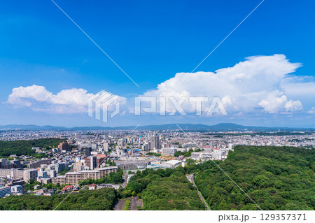 夏の名古屋市街地、東山スカイタワーからの眺め〈愛知県名古屋市〉 129357371