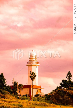 房総半島の風景　夕暮れの野島崎灯台 129357713