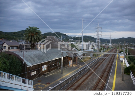 日暮れの内房線の風景　和田浦駅 129357720