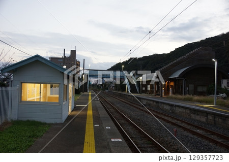 日暮れの内房線の風景　和田浦駅 129357723