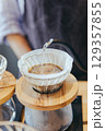 コーヒーをドリップ、ドリッパーにお湯を注ぐ 129357855