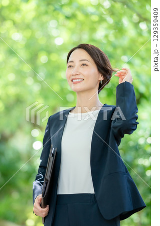 笑顔のビジネスウーマン 129359409