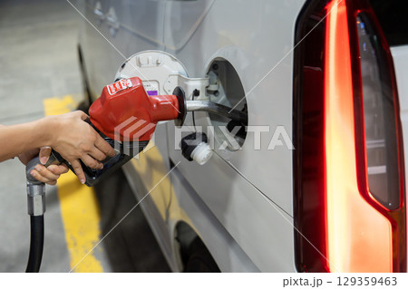 ガソリンスタンドで給油している映像 129359463