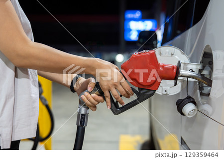 ガソリンスタンドで給油している映像 ガソリンスタンドで給油している映像 129359464
