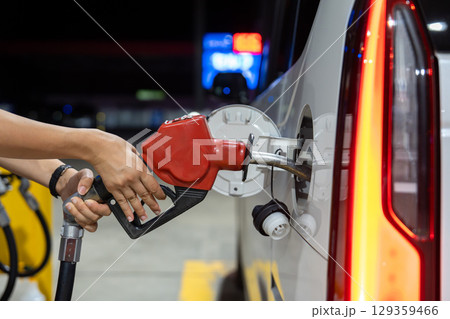 ガソリンスタンドで給油している映像 129359466