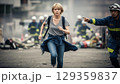 災害現場から走って避難する少女 129359837