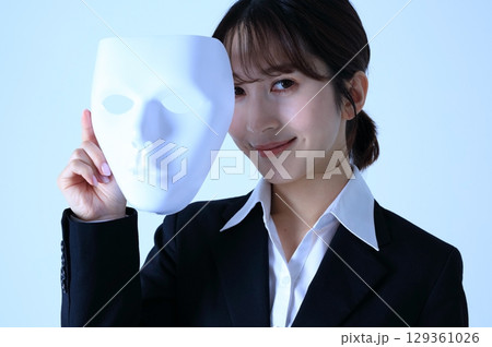 仮面を持つ女性会社員のイメージ 129361026