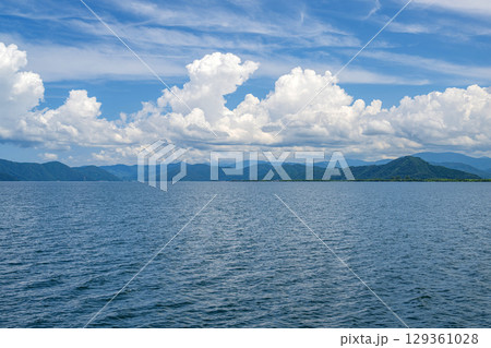 琵琶湖の風景 船上から望む夏の湖上 129361028