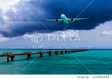 下地島空港に着陸する旅客機 129361044
