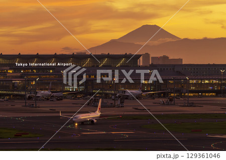 夕暮れ時の富士山と航空機 129361046