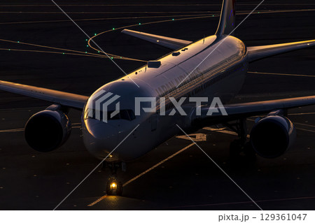 残照で輝く航空機 残照で輝く航空機 129361047