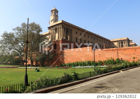 Delhi is a city in northern India on the banks of the Yamuna River. Delhi is a city in northern India on the banks of the Yamuna River. 129362812