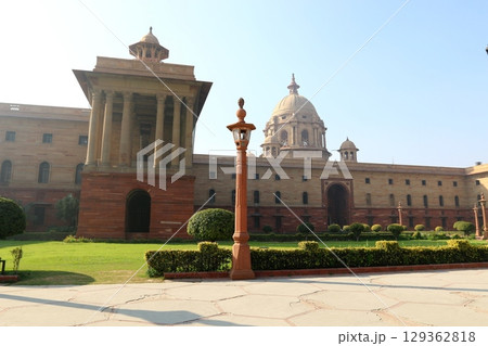 Delhi is a city in northern India on the banks of the Yamuna River. Delhi is a city in northern India on the banks of the Yamuna River. 129362818