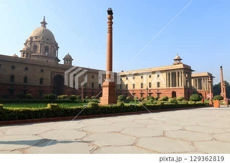 Delhi is a city in northern India on the banks of the Yamuna River. 129362819