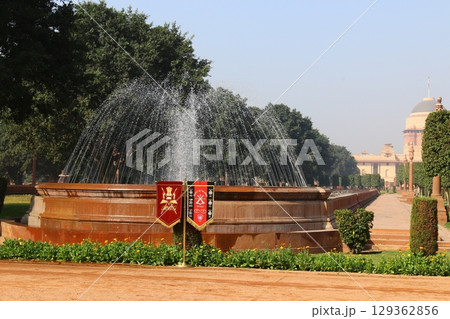 Delhi is a city in northern India on the banks of the Yamuna River. 129362856