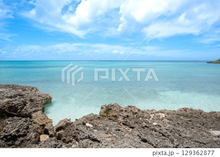 宮古島 青空とエメラルドグリーンの海 宮古島 青空とエメラルドグリーンの海 129362877