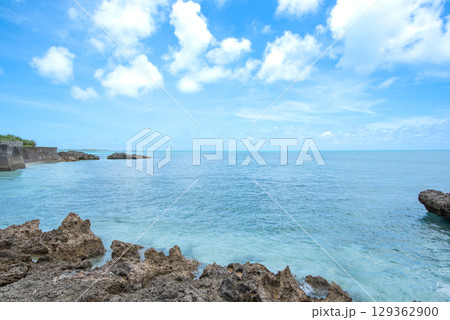 宮古島 青空とエメラルドグリーンの海 129362900