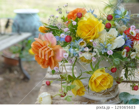 薔薇とキウイの花のアレンジメント 129365683