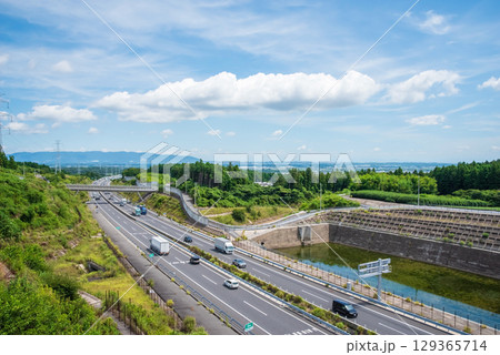 夏の高速道路《新名神高速・菰野IC～鈴鹿PAスマートIC・四日市トンネル北側》 129365714
