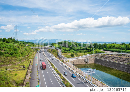 夏の高速道路《新名神高速・菰野IC~鈴鹿PAスマートIC・四日市トンネル北側》 夏の高速道路《新名神高速・菰野IC~鈴鹿PAスマートIC・四日市トンネル北側》 129365715