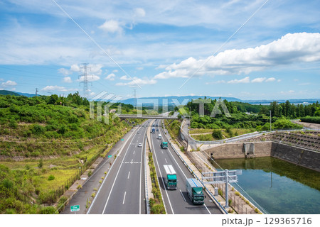 夏の高速道路《新名神高速・菰野IC～鈴鹿PAスマートIC・四日市トンネル北側》 129365716