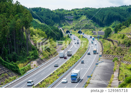 夏の高速道路《新名神高速・菰野IC～鈴鹿PAスマートIC・四日市トンネル北側》 129365718