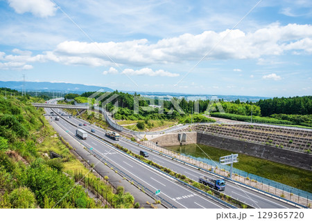 夏の高速道路《新名神高速・菰野IC～鈴鹿PAスマートIC・四日市トンネル北側》 129365720