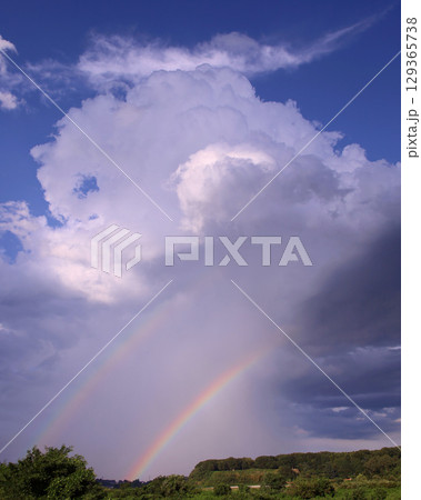 宇都宮市　近くに発生した積乱雲と虹、雨柱 129365738