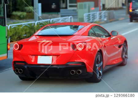 イタリア製の赤いスポーツカー　イメージ 129366180
