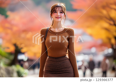 秋の旅行を楽しむ女性の切り抜きイラスト素材 129366377