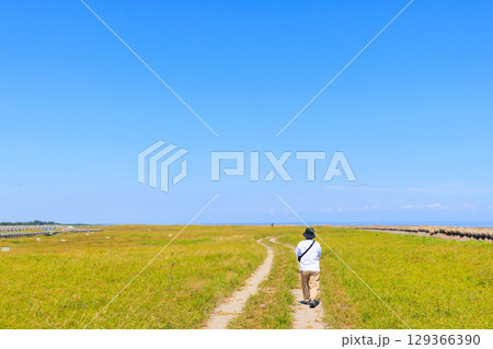 青空の下、まっすぐに伸びる道 129366390