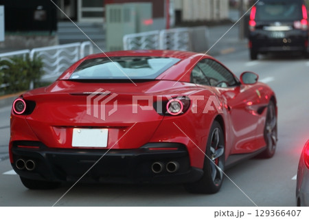 イタリア製の赤いスポーツカー　イメージ 129366407