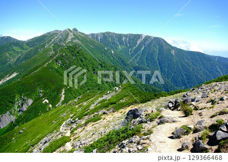 夏の中央アルプスと空木岳に続く山々 夏の中央アルプスと空木岳に続く山々 129366468