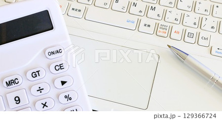 パソコンと電卓 ビジネスアイテム デスクワーク 2:1 パソコンと電卓 ビジネスアイテム デスクワーク 2:1 129366724