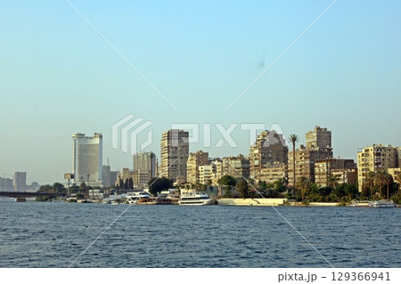近代的都市カイロをナイル川クルーズ船から眺める 129366941